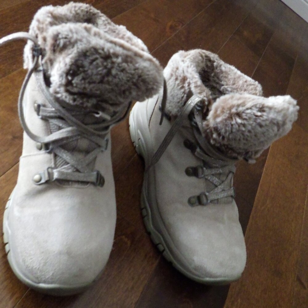 Sketchers Booties Women's Size 7US 4UK Winter Wear Waterproof Suede Faux Fir